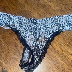 Blank n white thongs